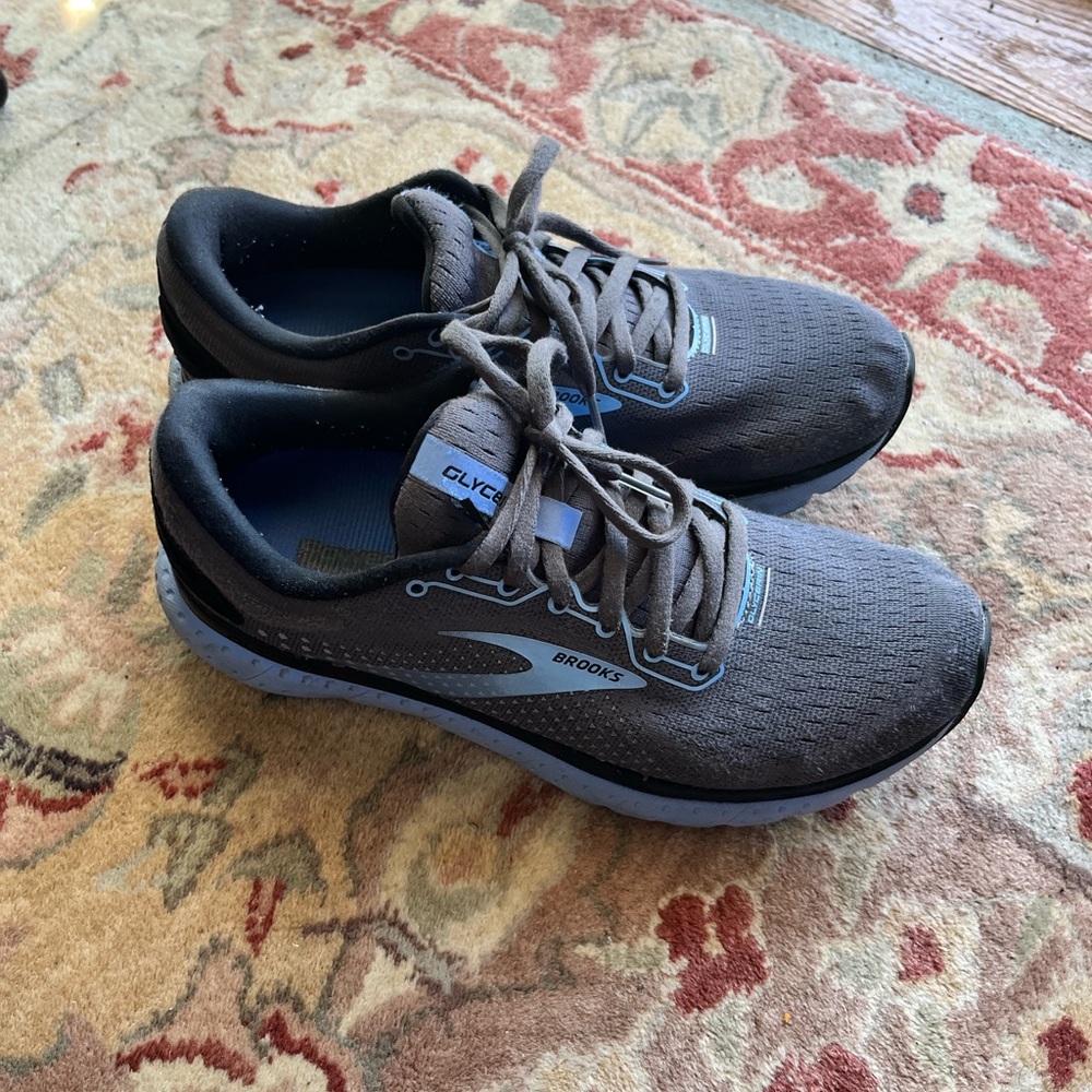 Brooks women’s Gray Running Shoes - Lightweight Cushioned Trainer size 9